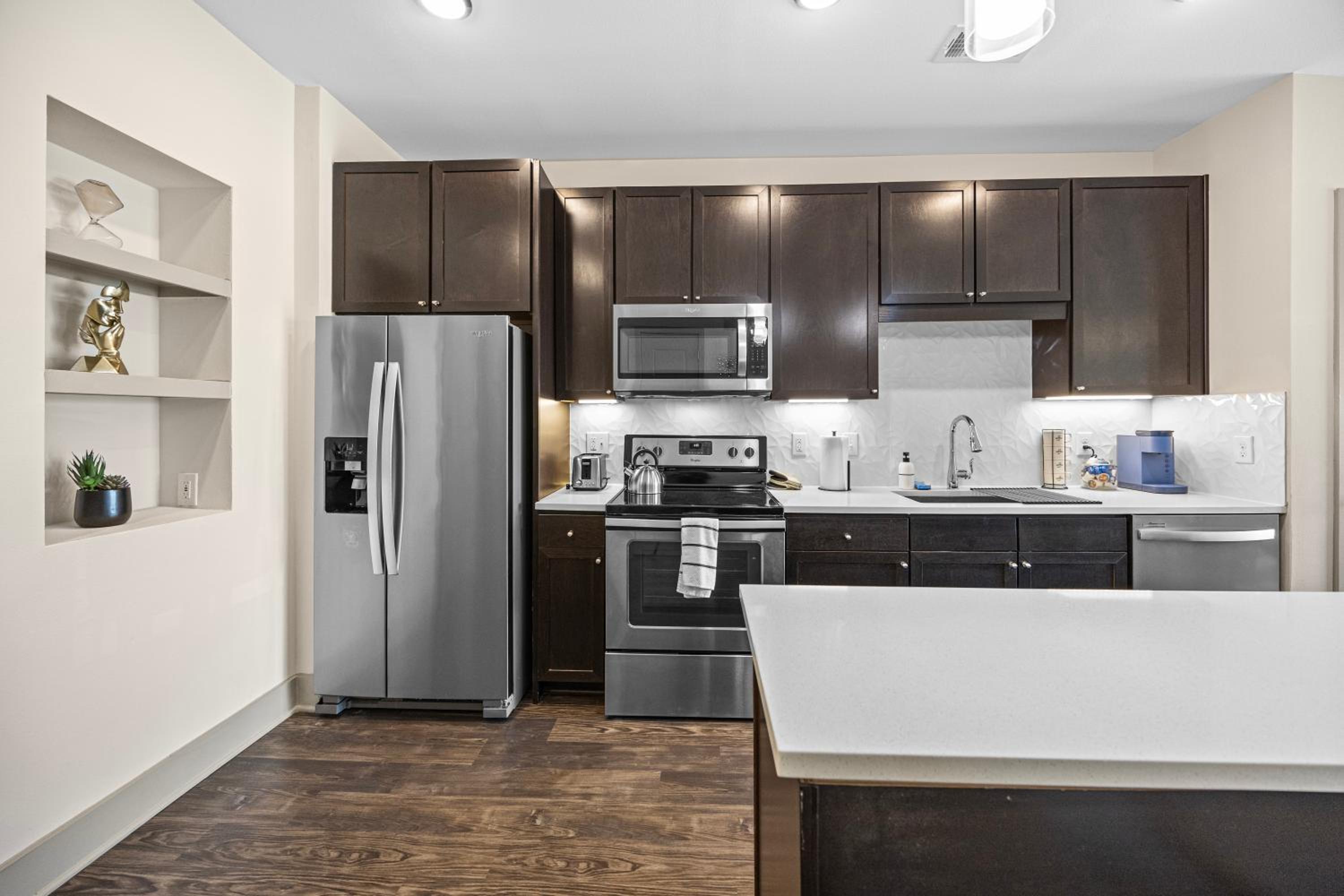 Stylish 1BR Retreat with Pool & Gym