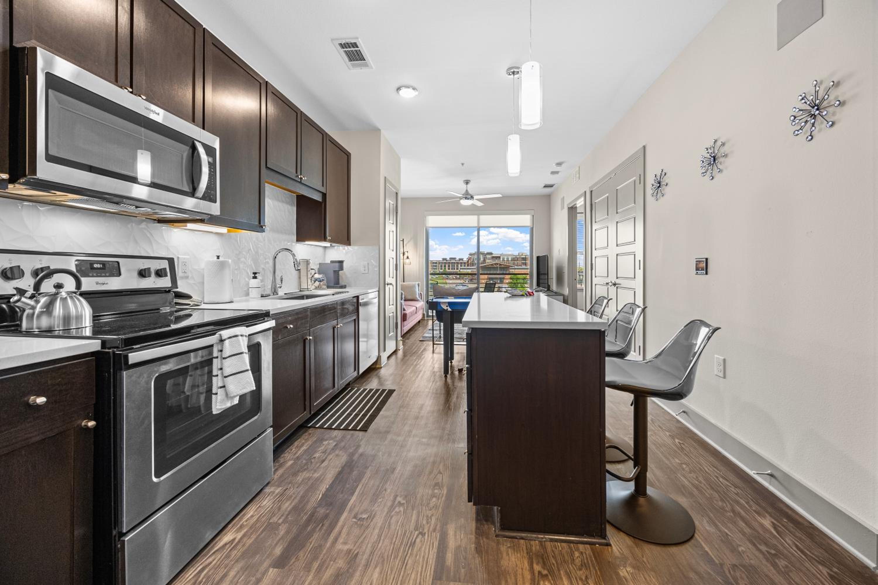 Stylish 1BR Retreat with Pool & Gym