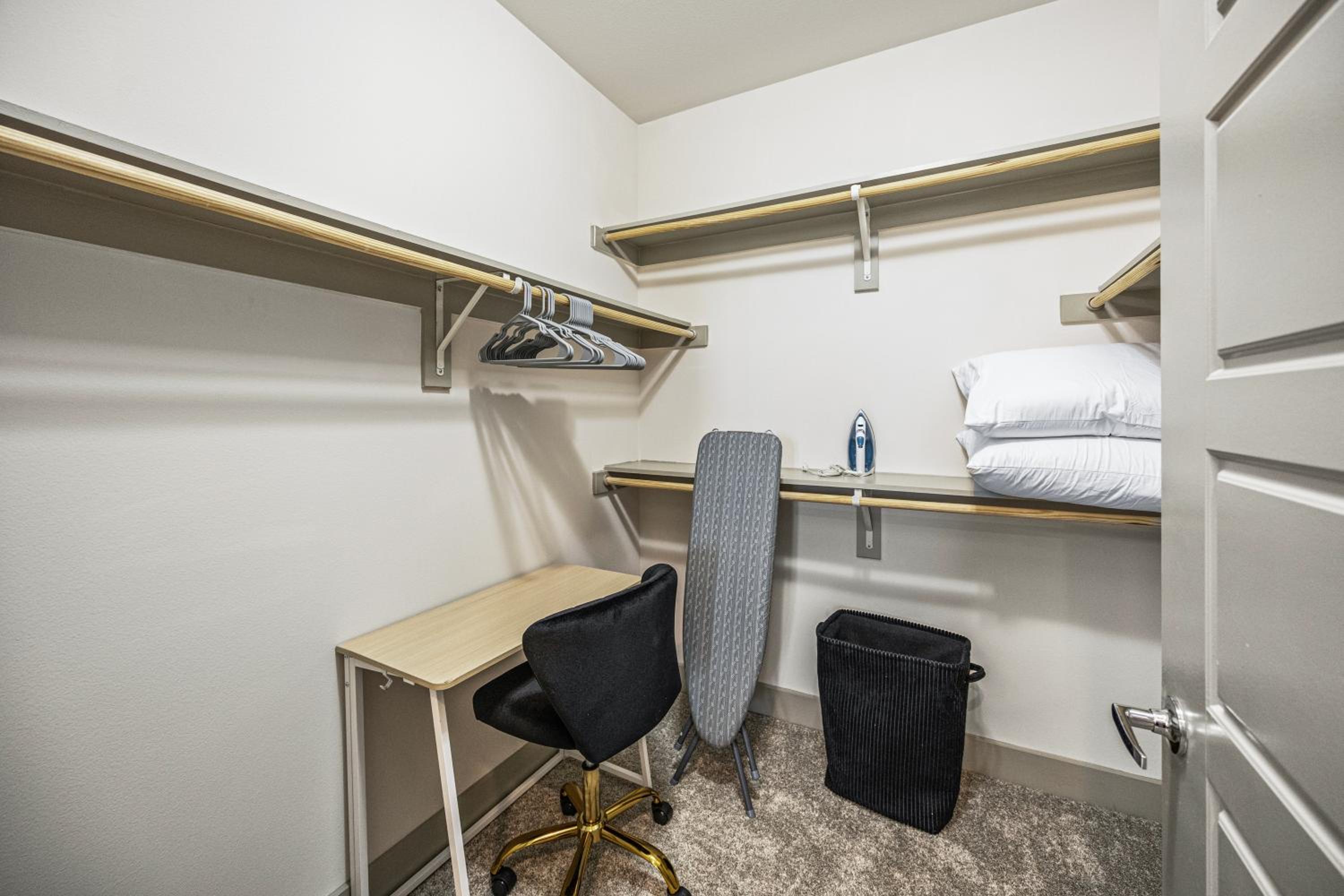 Stylish 1BR Retreat with Pool & Gym