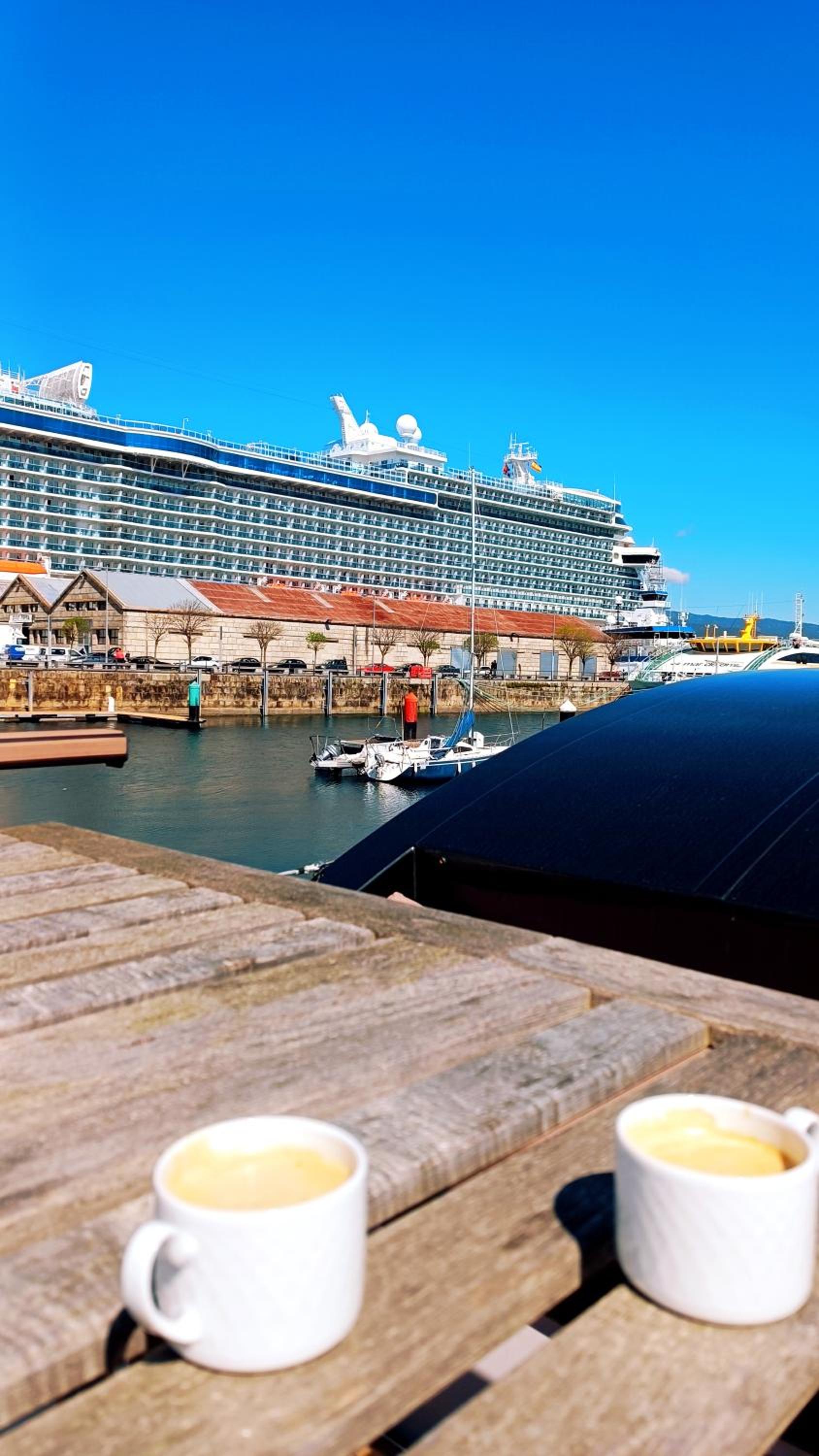 Casa Flotante en el Centro de Vigo - Different Charter