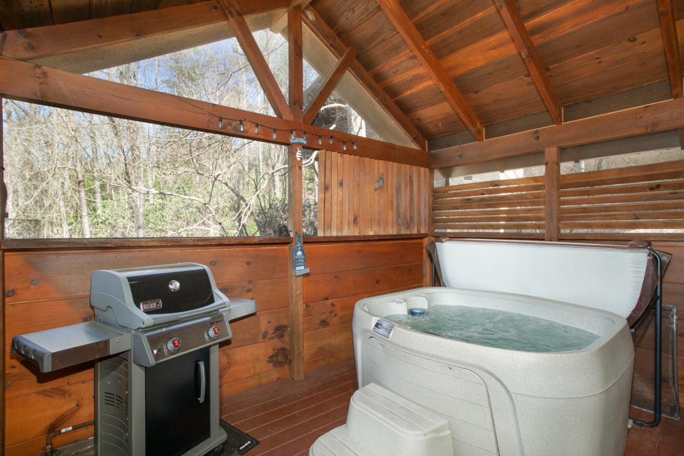 Smoky Mountain Gem MTN View Hot Tub Grill