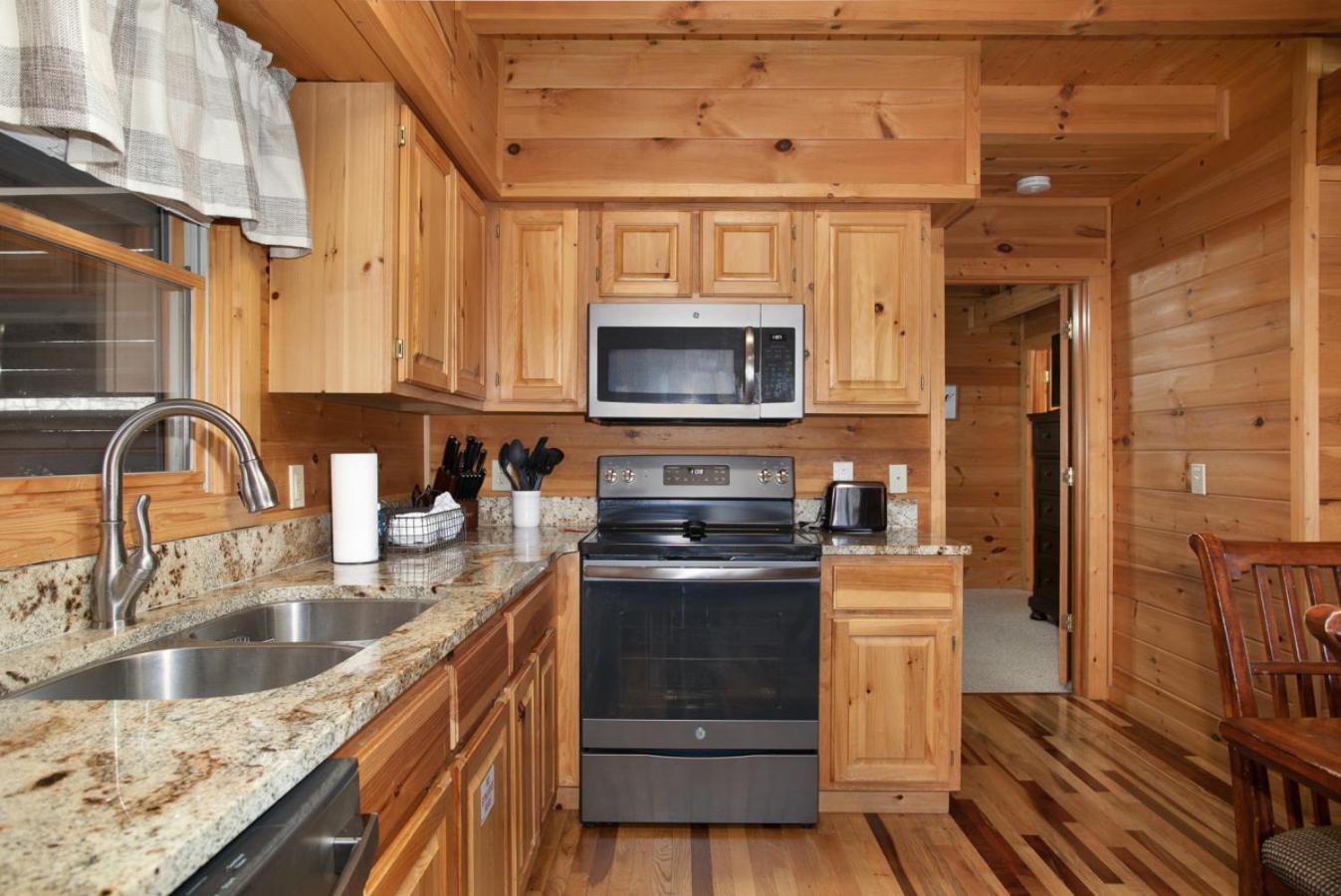 Smoky Mountain Gem MTN View Hot Tub Grill