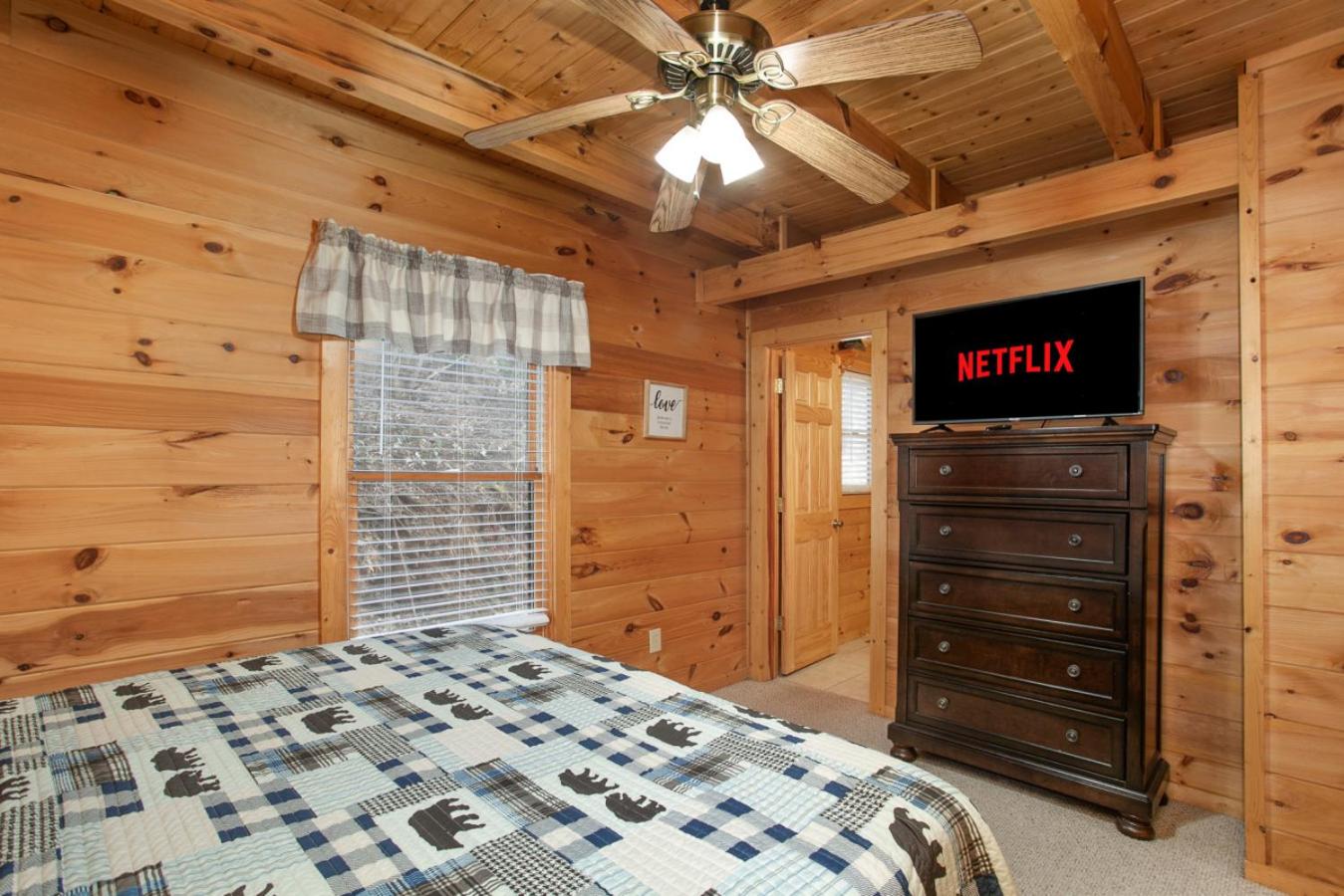 Smoky Mountain Gem MTN View Hot Tub Grill