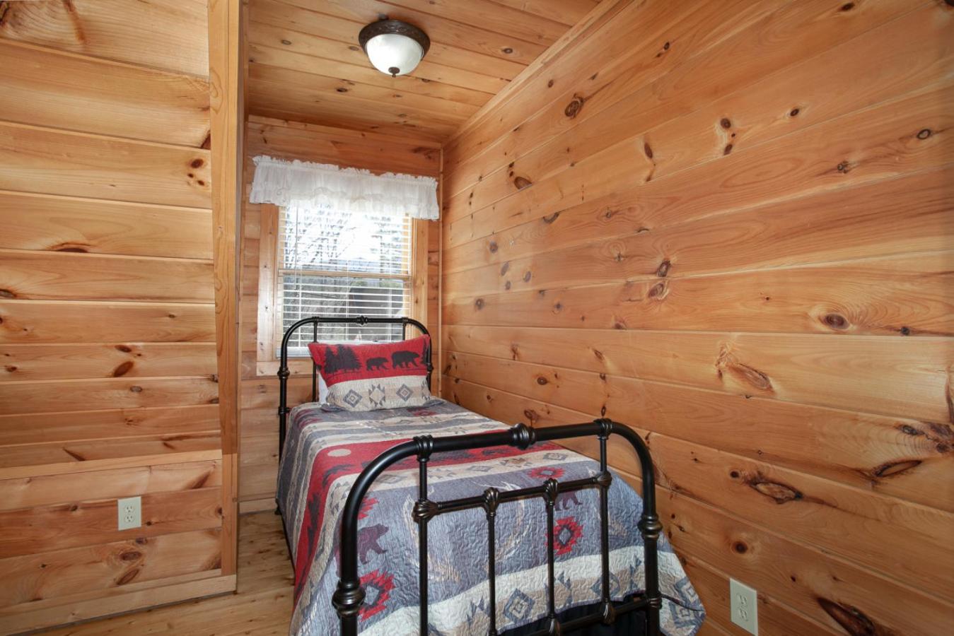 Smoky Mountain Gem MTN View Hot Tub Grill