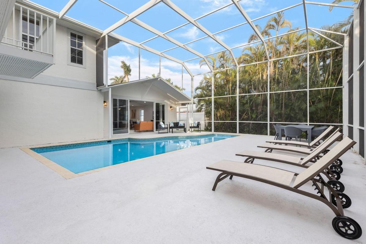 3 min to beach with 3 king ensuites and private pool