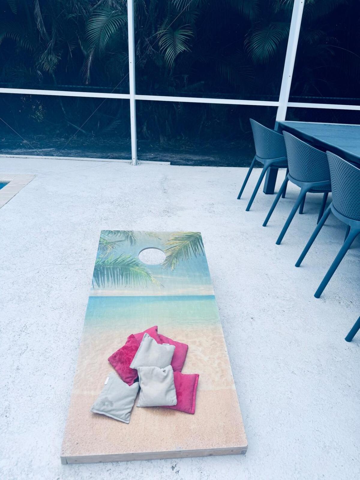 3 min to beach with 3 king ensuites and private pool