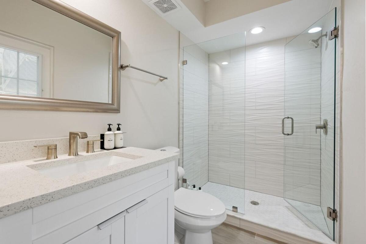 3 min to beach with 3 king ensuites and private pool