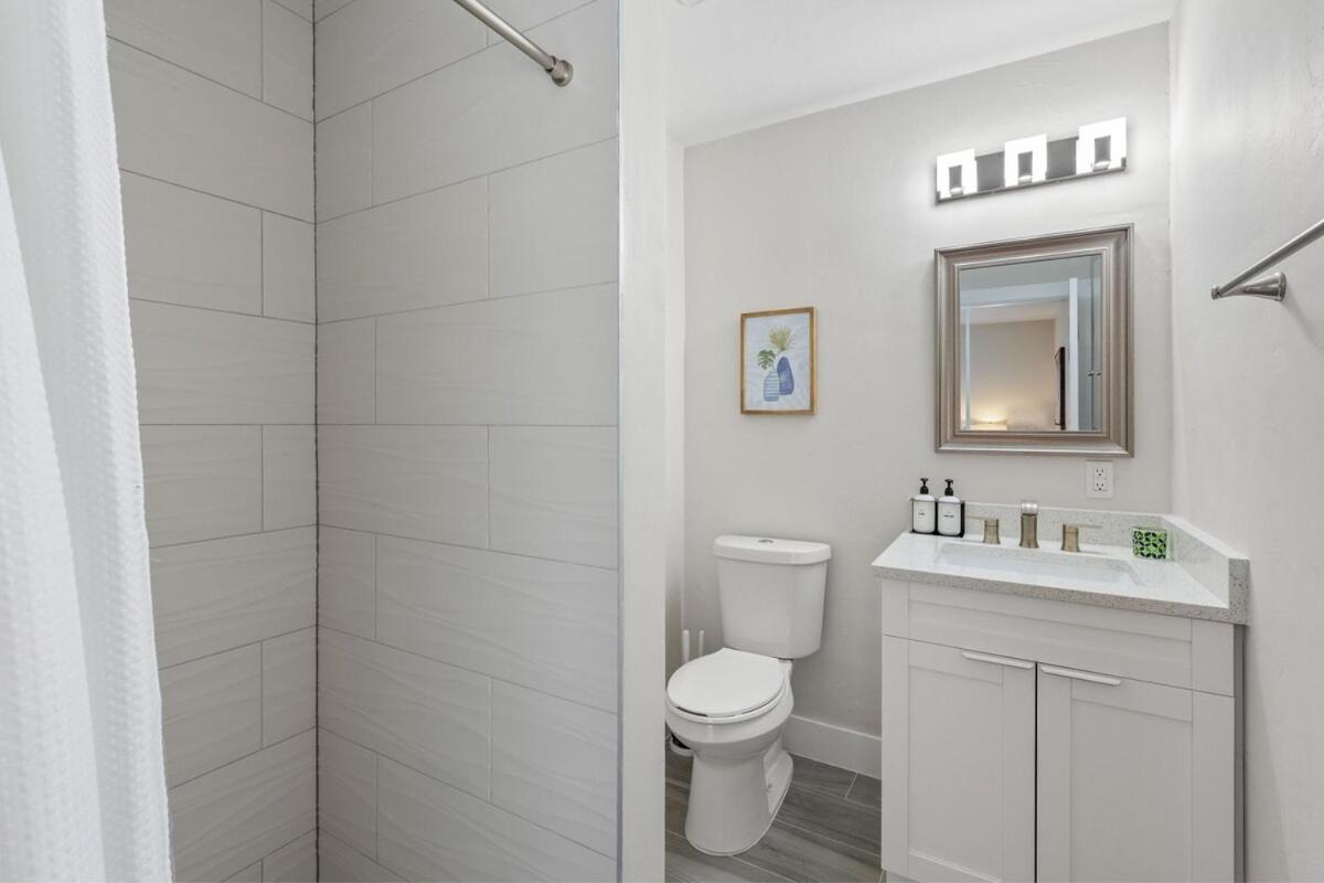 3 min to beach with 3 king ensuites and private pool