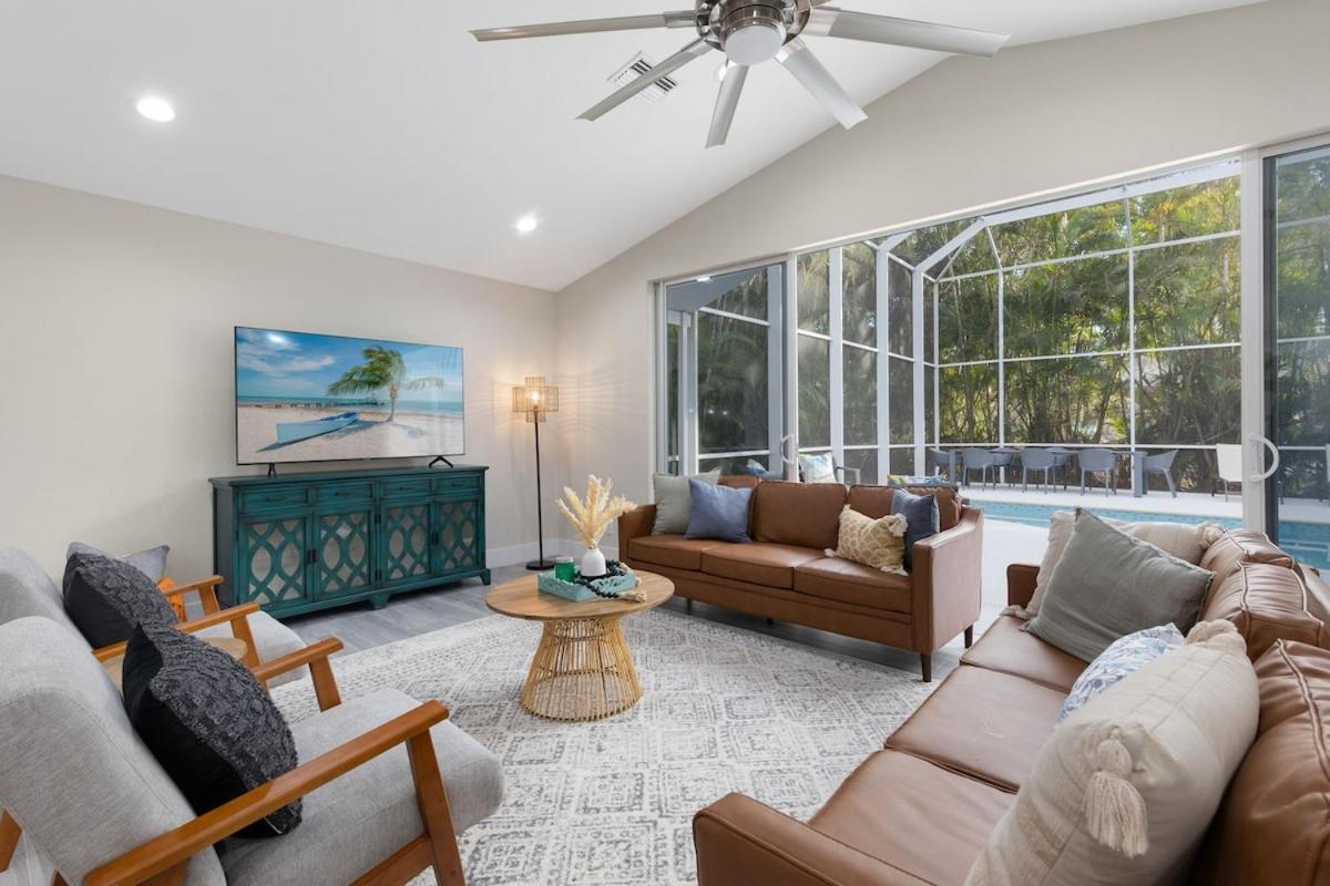 3 min to beach with 3 king ensuites and private pool