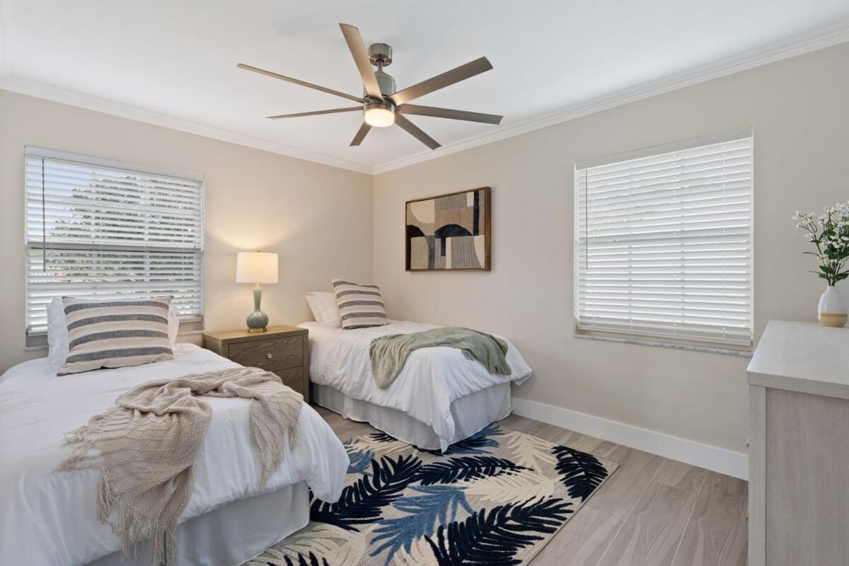 3 min to beach with 3 king ensuites and private pool