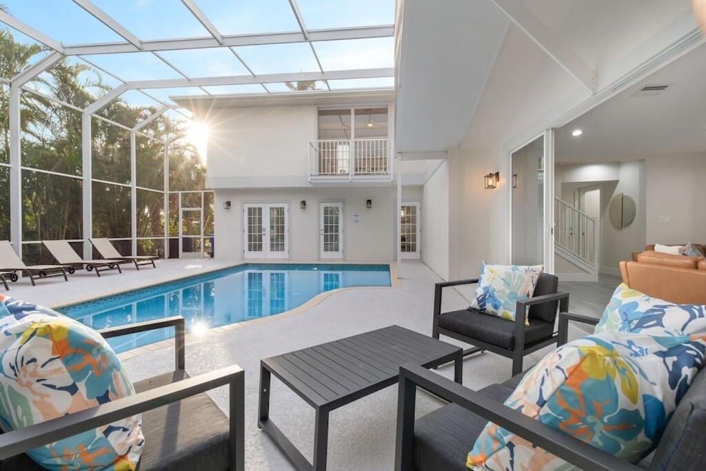 3 min to beach with 3 king ensuites and private pool