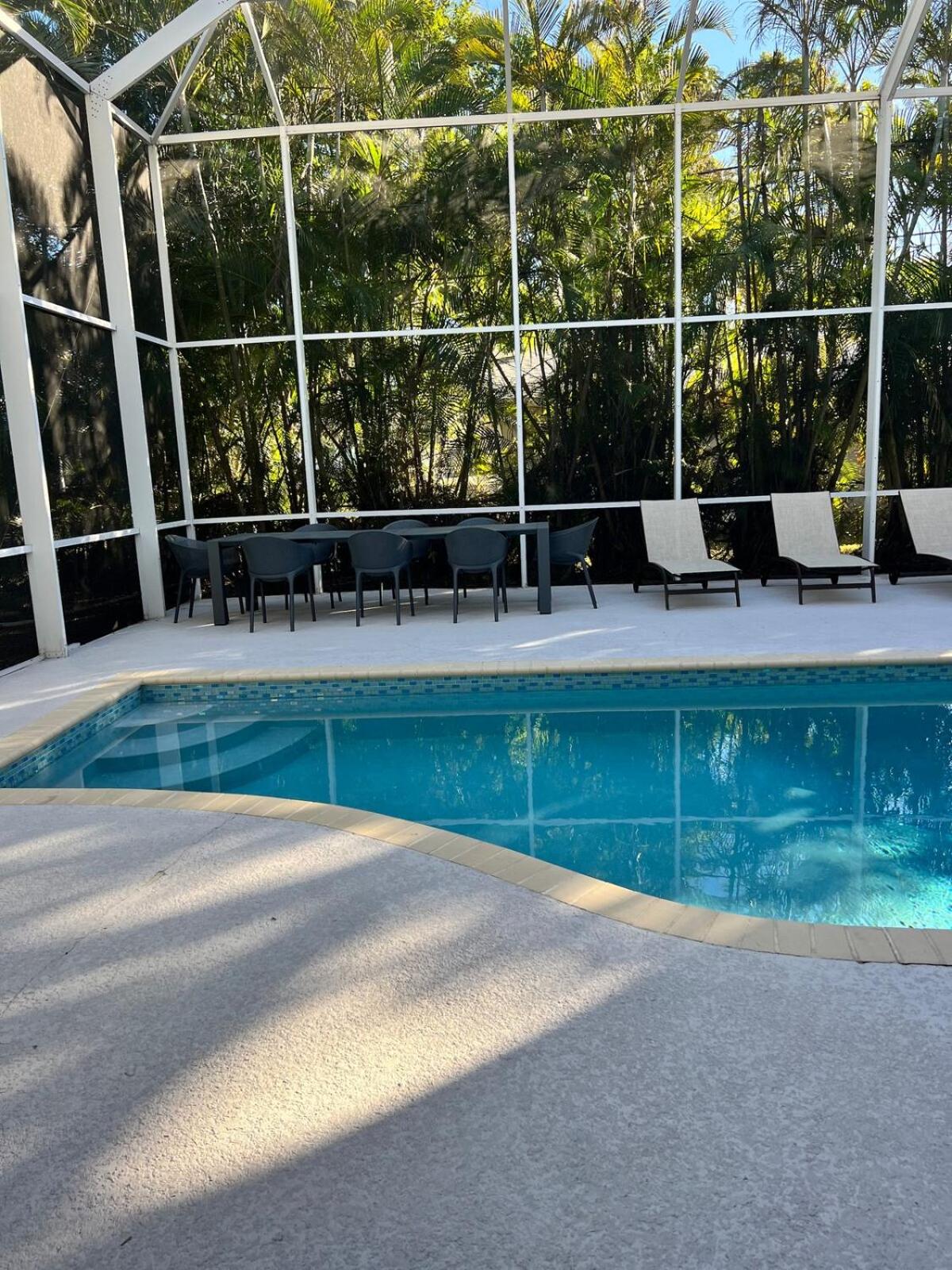 3 min to beach with 3 king ensuites and private pool