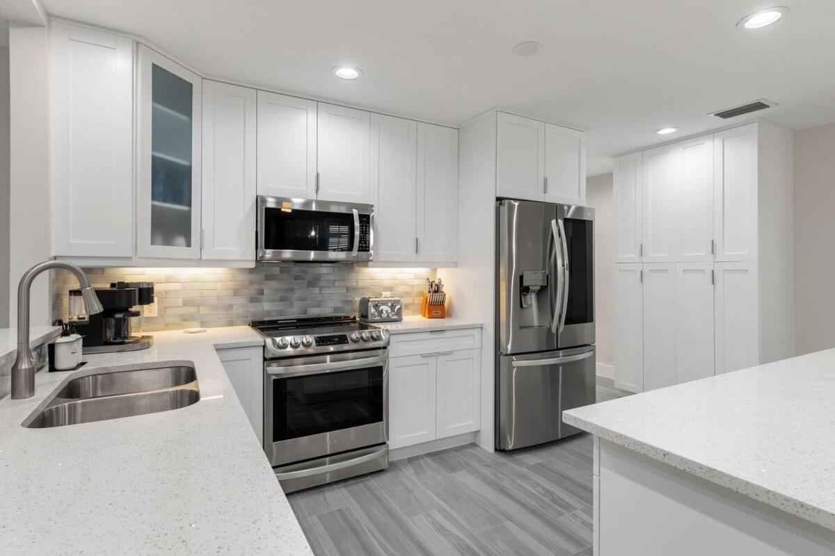 3 min to beach with 3 king ensuites and private pool