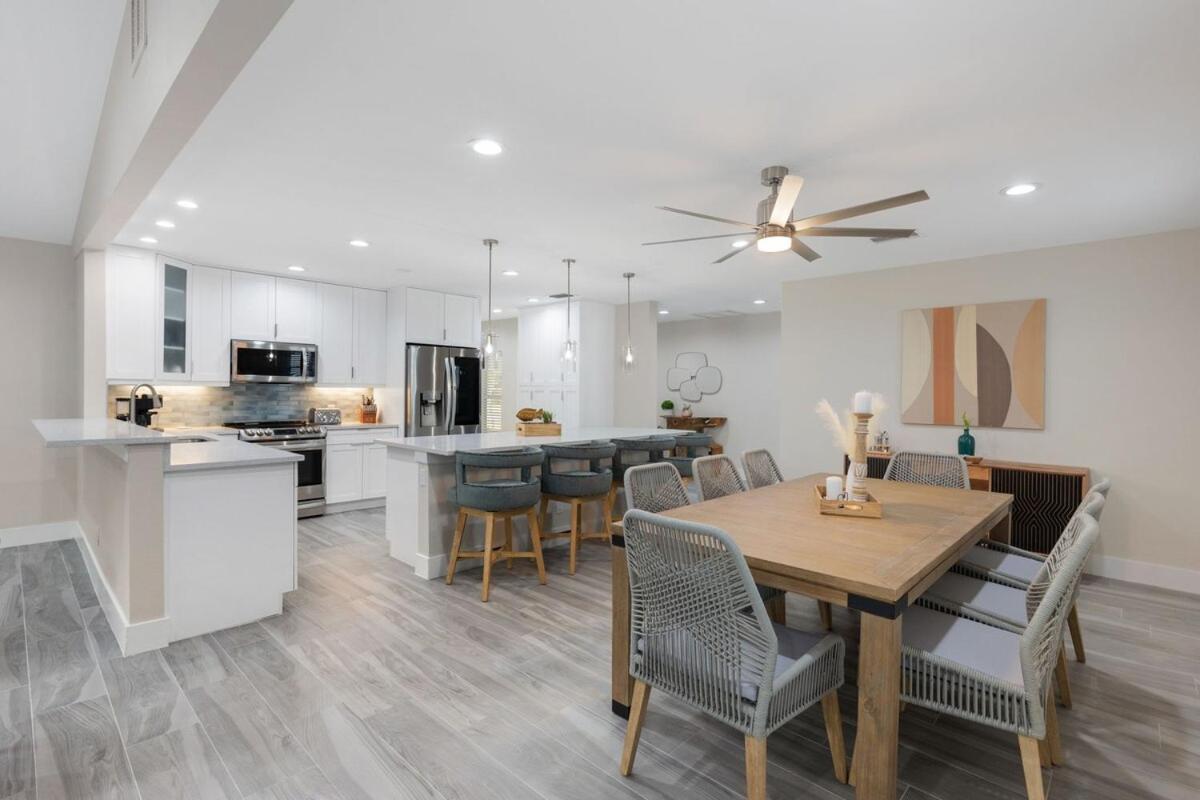 3 min to beach with 3 king ensuites and private pool