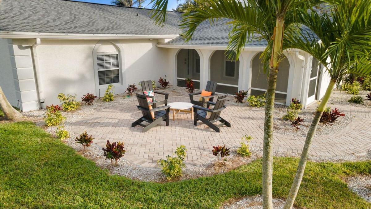 3 min to beach with 3 king ensuites and private pool
