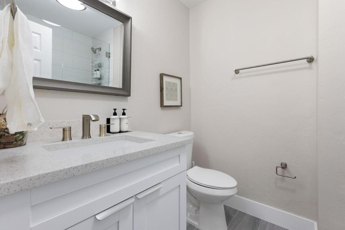3 min to beach with 3 king ensuites and private pool