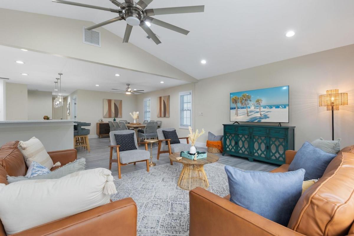3 min to beach with 3 king ensuites and private pool