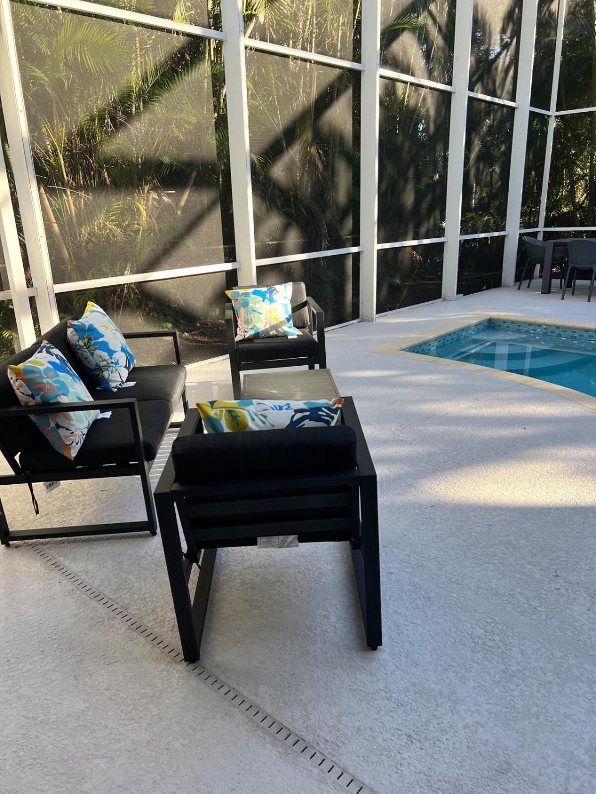 3 min to beach with 3 king ensuites and private pool