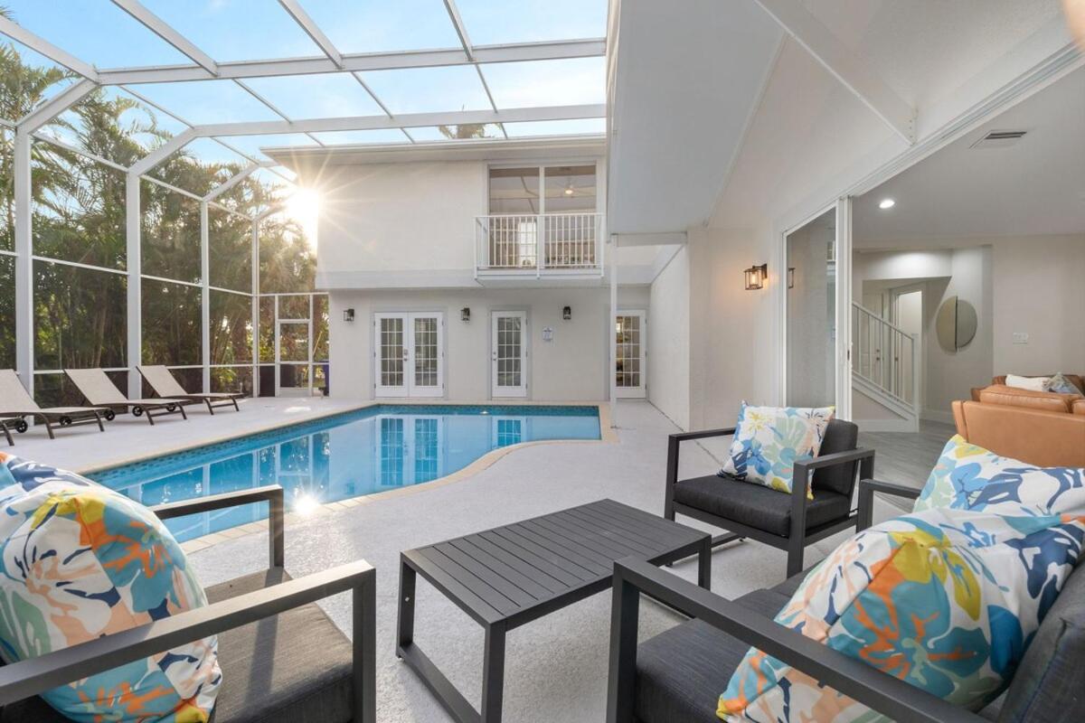 3 min to beach with 3 king ensuites and private pool