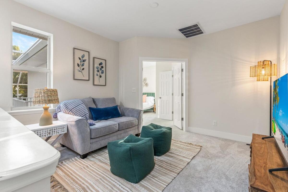 3 min to beach with 3 king ensuites and private pool