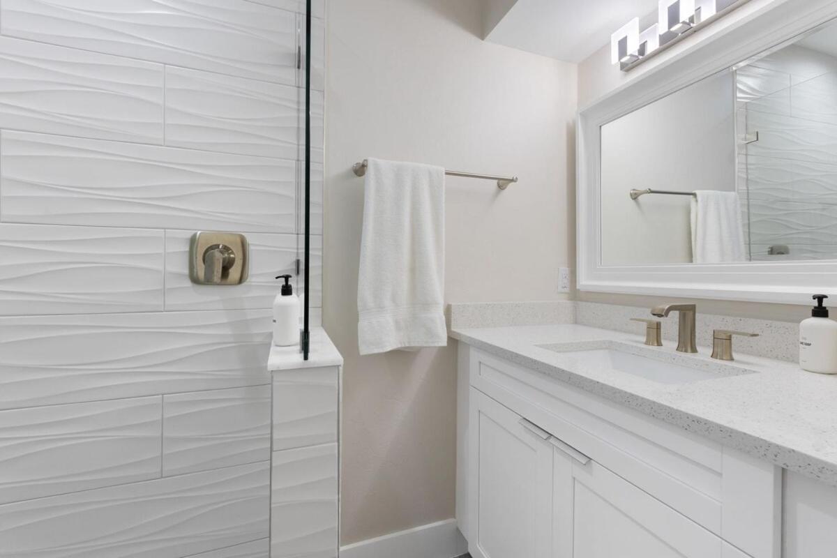 3 min to beach with 3 king ensuites and private pool