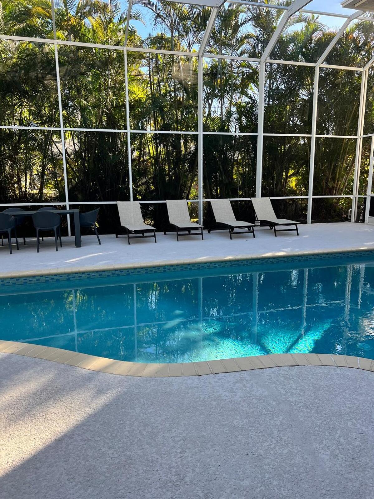 3 min to beach with 3 king ensuites and private pool