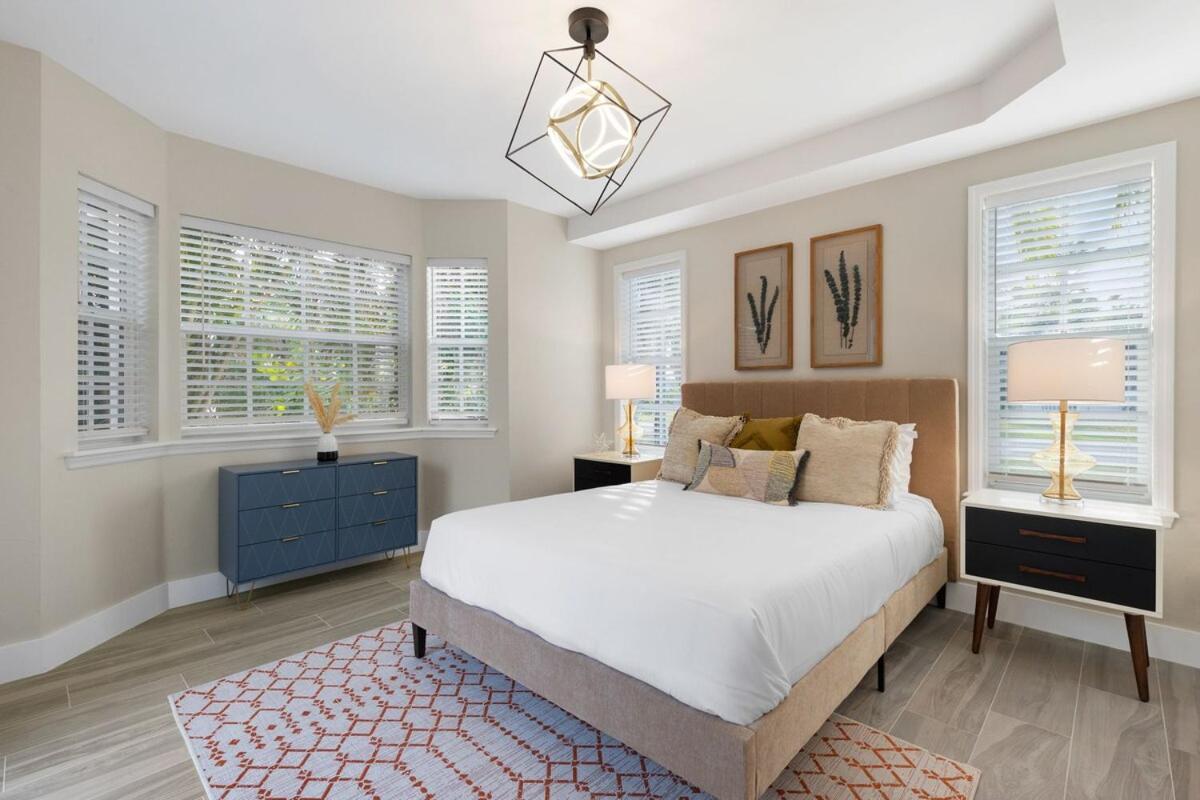 3 min to beach with 3 king ensuites and private pool