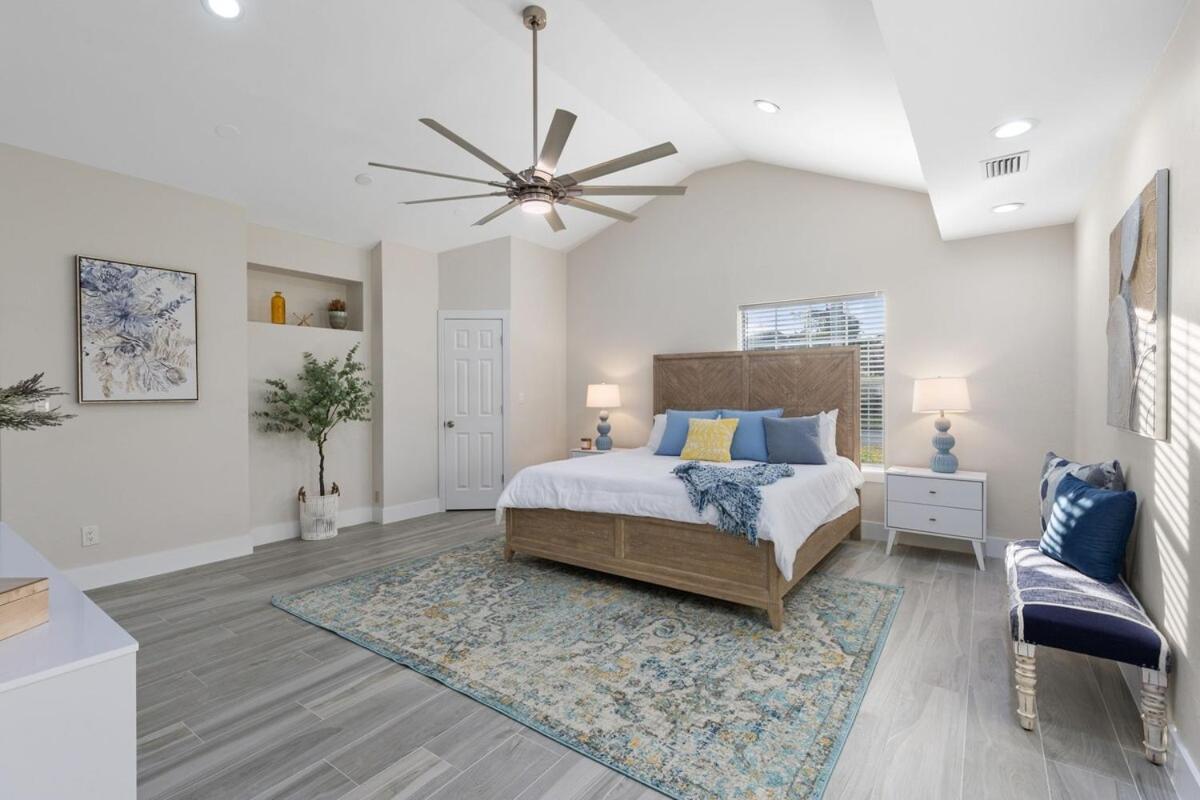 3 min to beach with 3 king ensuites and private pool