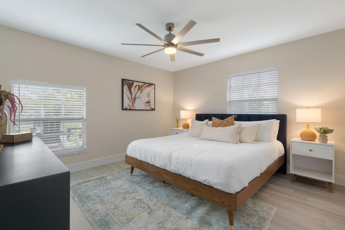 3 min to beach with 3 king ensuites and private pool