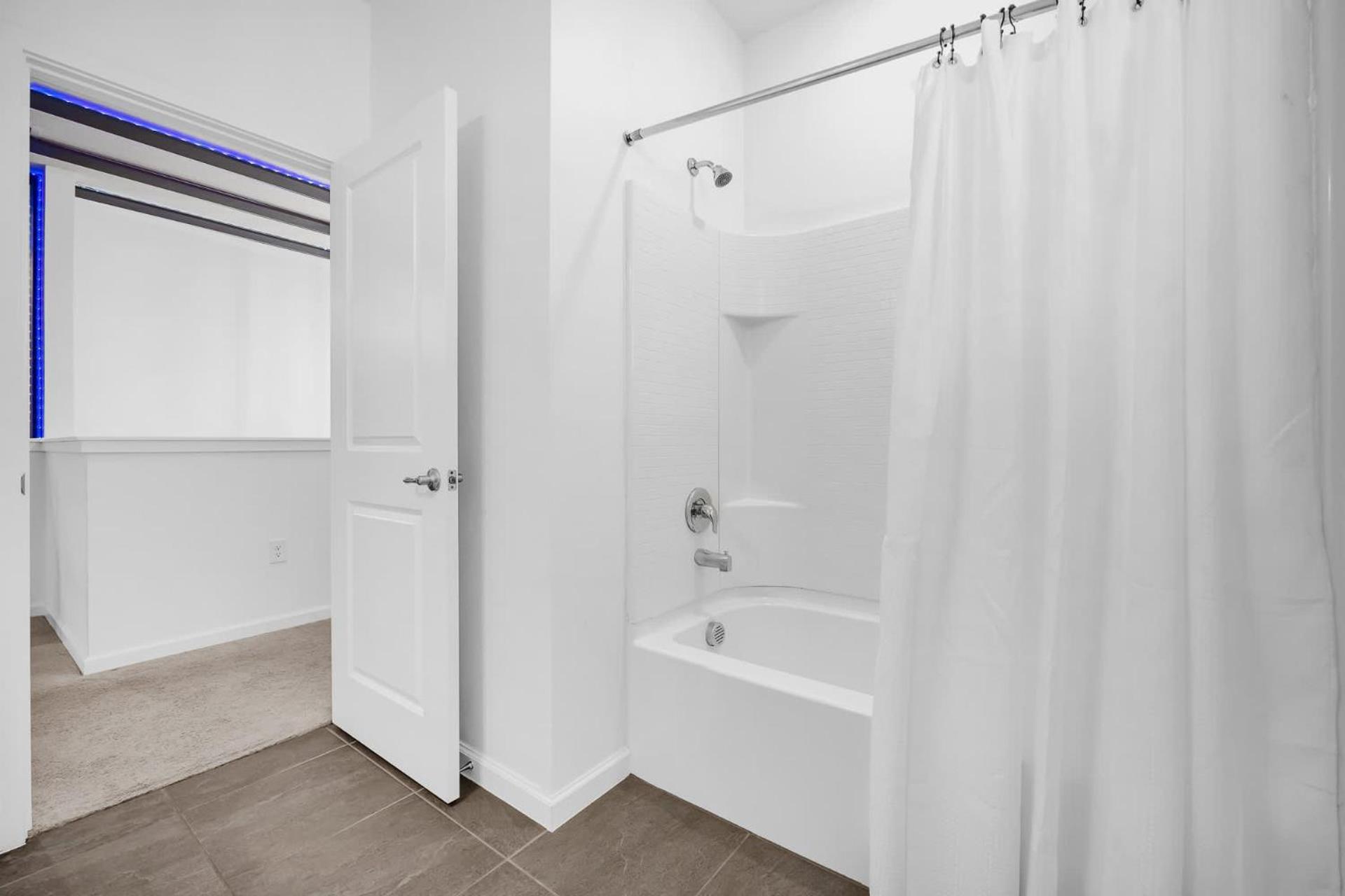 Upstay Vibrant Home w Themed Rooms Pool & Games