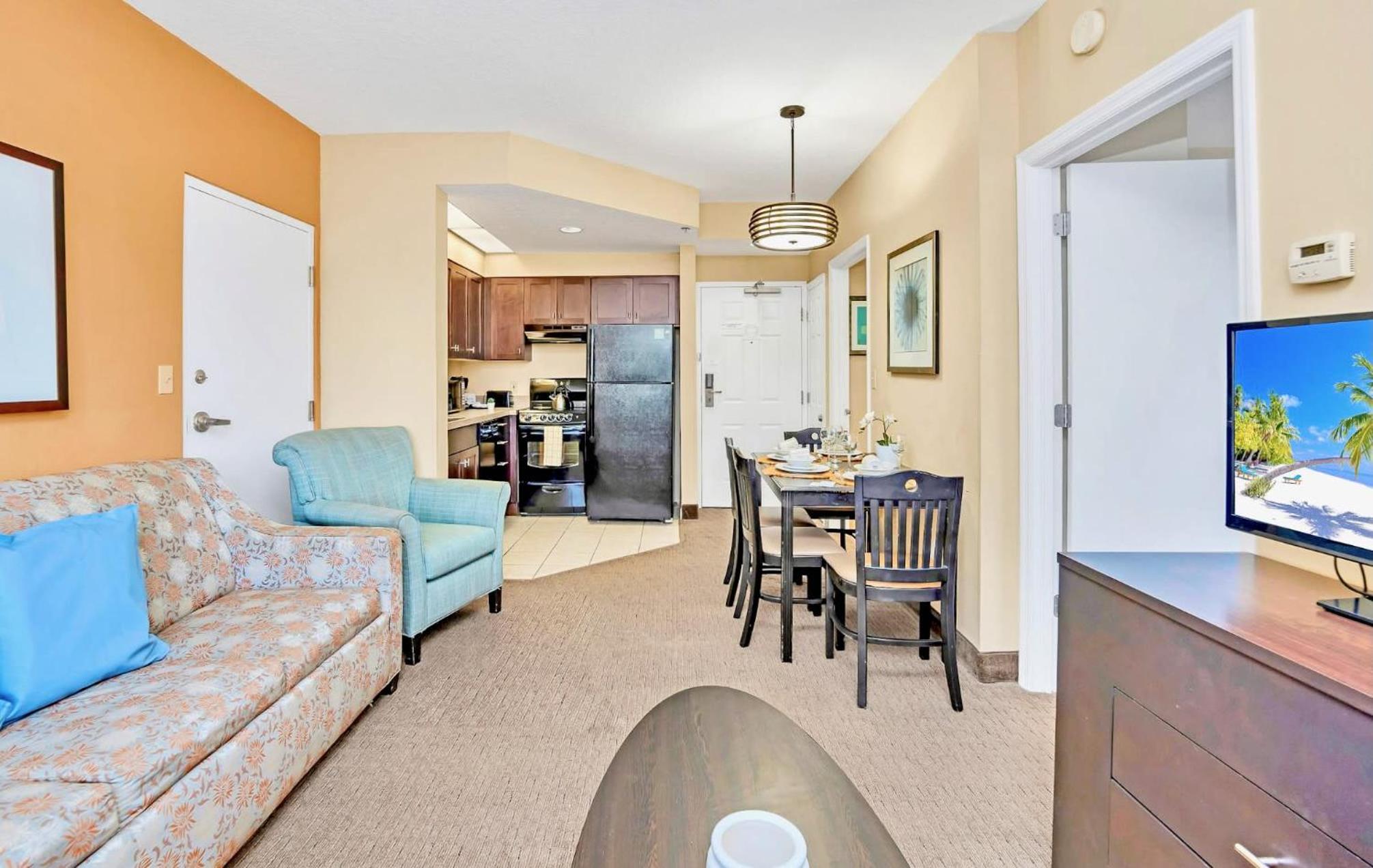 Peaceful King Bed Apartment w Hot Tub & Pool