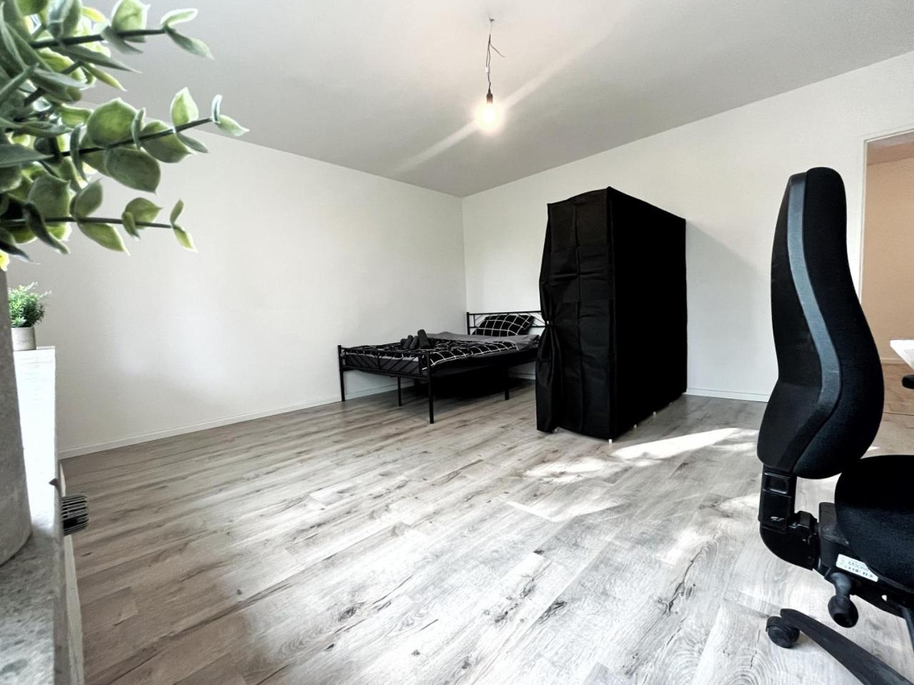 HolidayHome Aparments I Spaceous Room in BER-Reinickendorf, 1 Min. to Metro Station