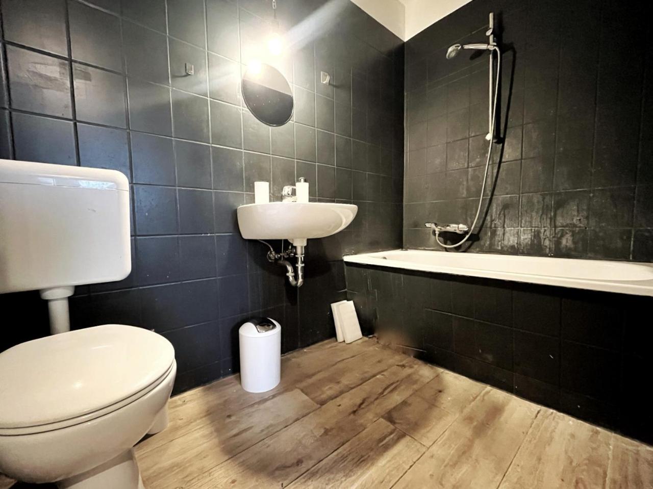 HolidayHome Aparments I Spaceous Room in BER-Reinickendorf, 1 Min. to Metro Station