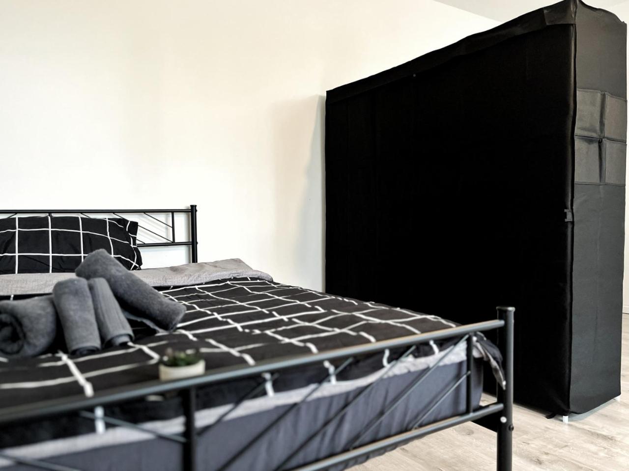 HolidayHome Aparments I Spaceous Room in BER-Reinickendorf, 1 Min. to Metro Station