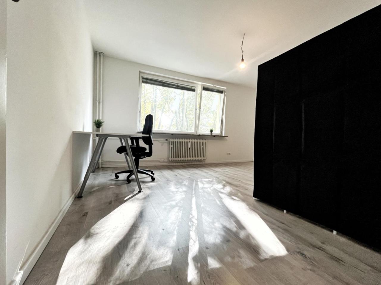 HolidayHome Aparments I Spaceous Room in BER-Reinickendorf, 1 Min. to Metro Station
