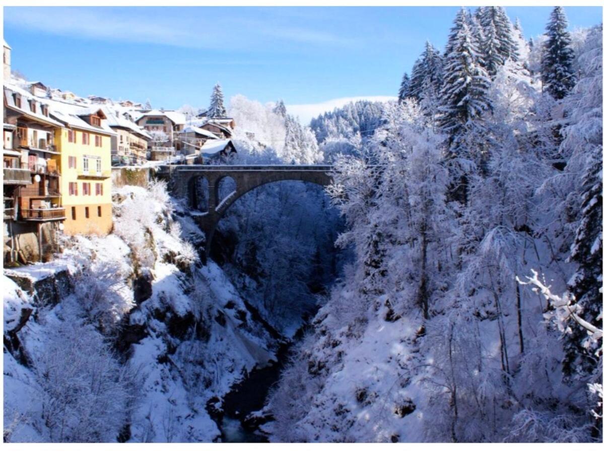 Montagnes & ski Flumet cente Balcon vue rivière