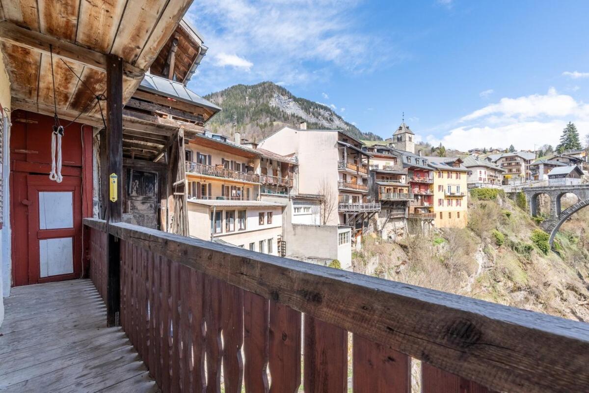 Montagnes & ski Flumet cente Balcon vue rivière