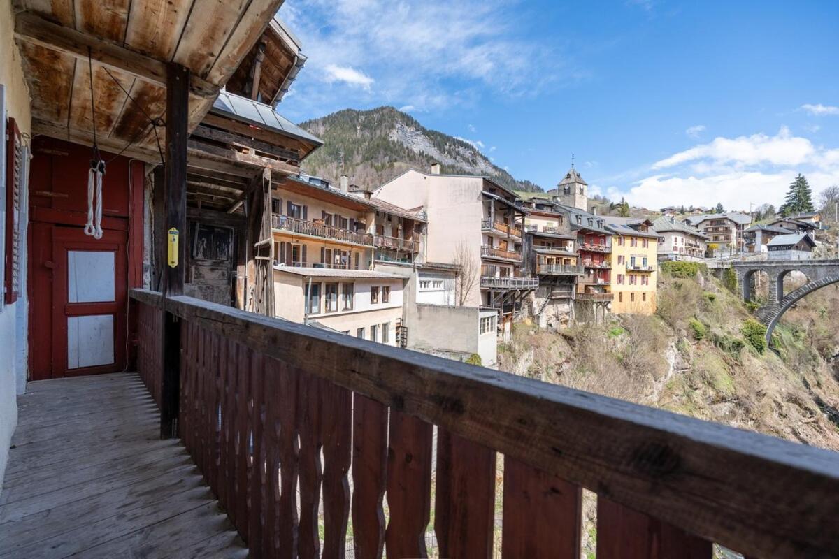 Montagnes & ski Flumet cente Balcon vue rivière