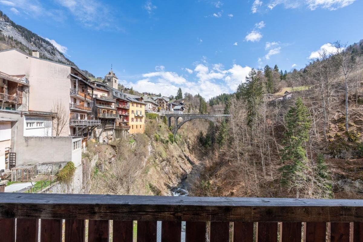 Montagnes & ski Flumet cente Balcon vue rivière