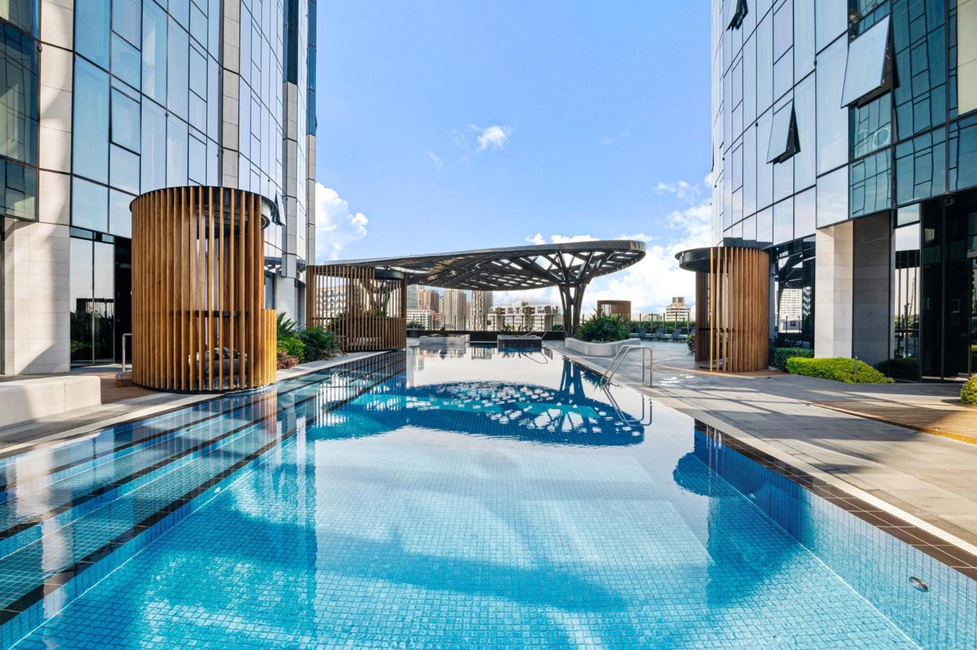 Spacious Modern Apartment with Pool & Gym Access