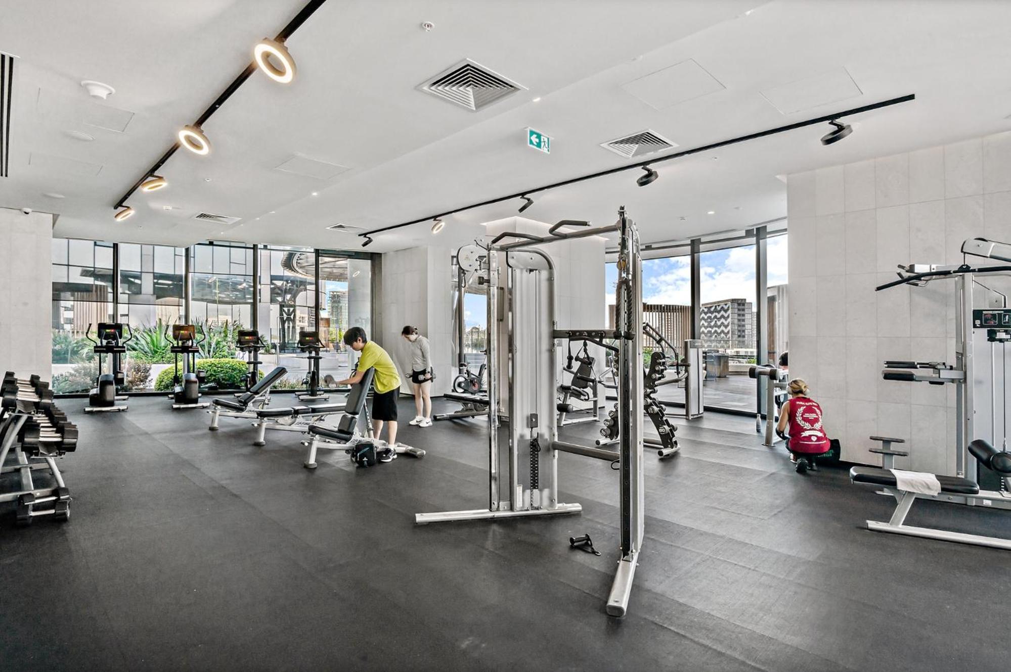 Spacious Modern Apartment with Pool & Gym Access