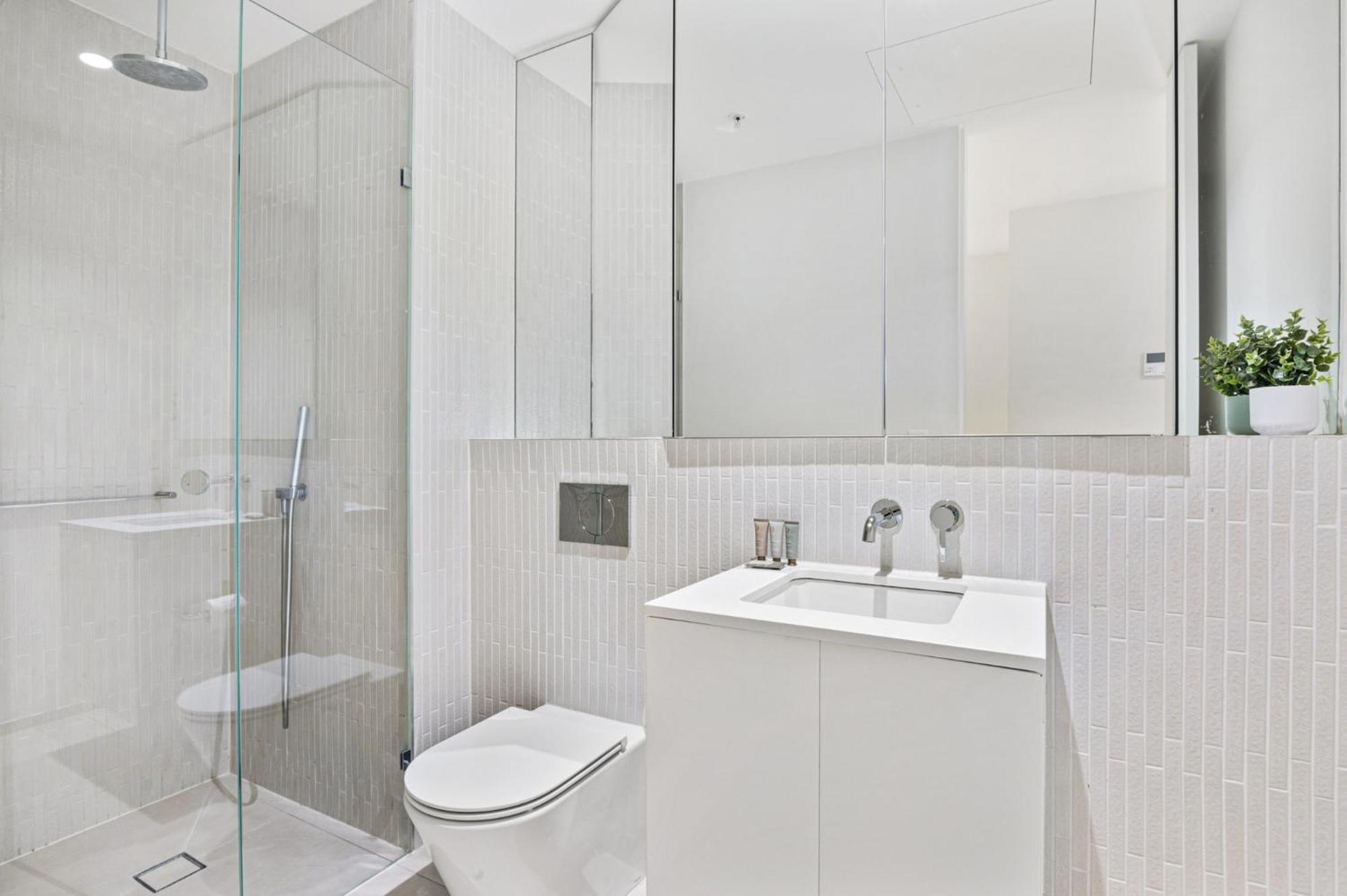Spacious Modern Apartment with Pool & Gym Access