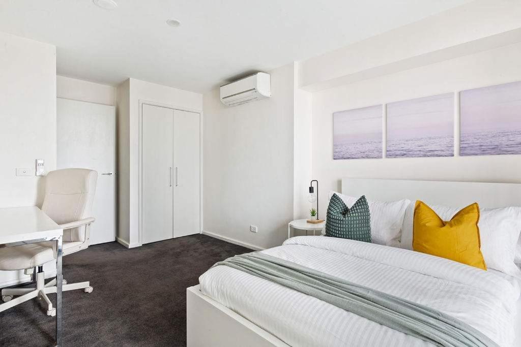 Chic 2BR Loft Near Melbourne Central Free Parking