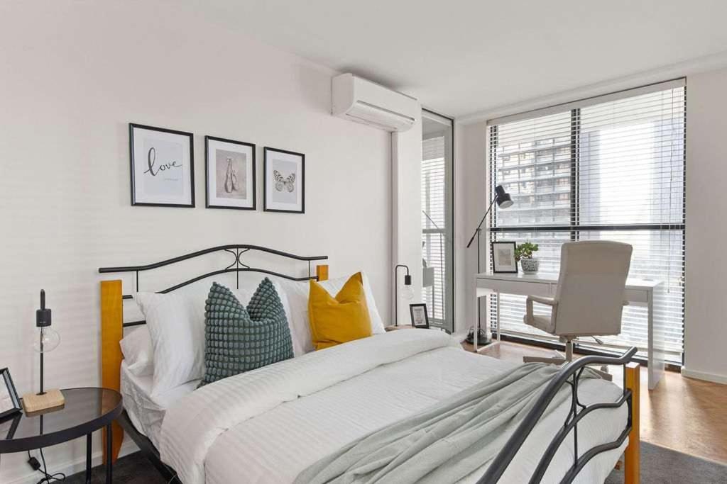 Chic 2BR Loft Near Melbourne Central Free Parking