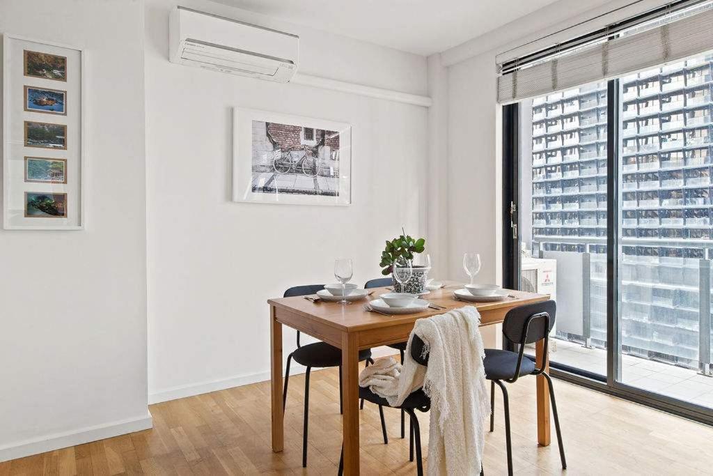 Chic 2BR Loft Near Melbourne Central Free Parking
