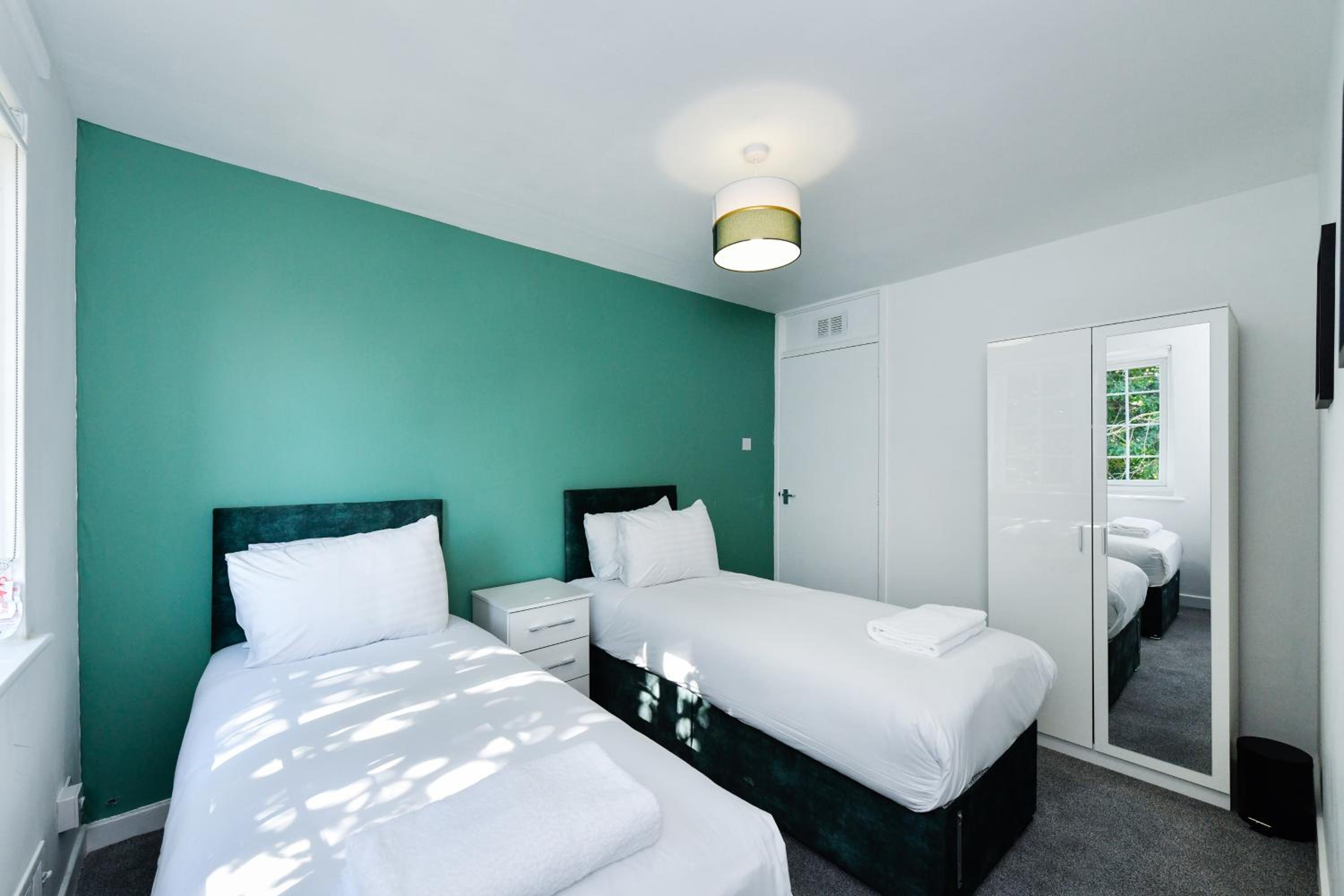 2-Bed in Quiet Area, Easy City & Transport Access