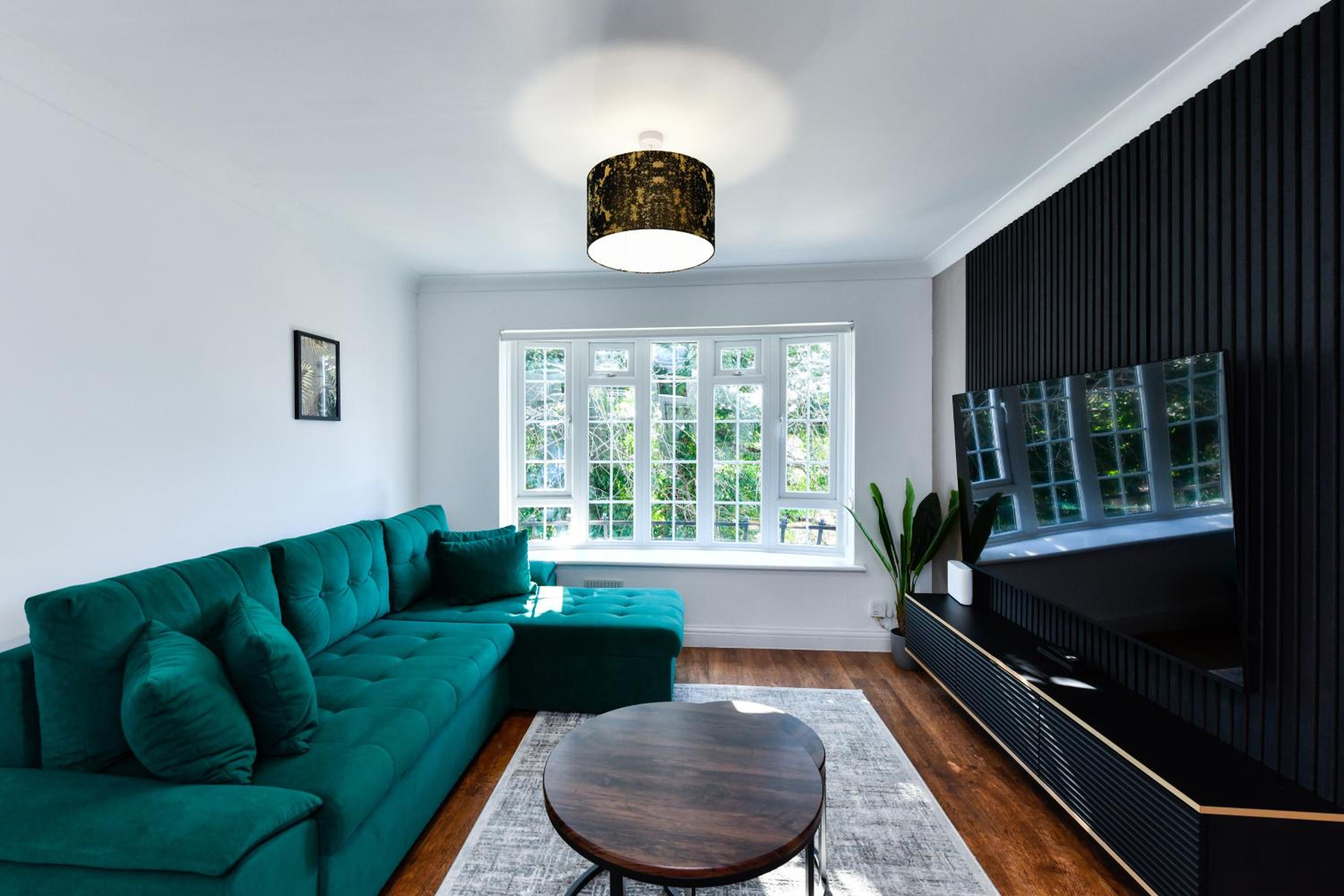 2-Bed in Quiet Area, Easy City & Transport Access