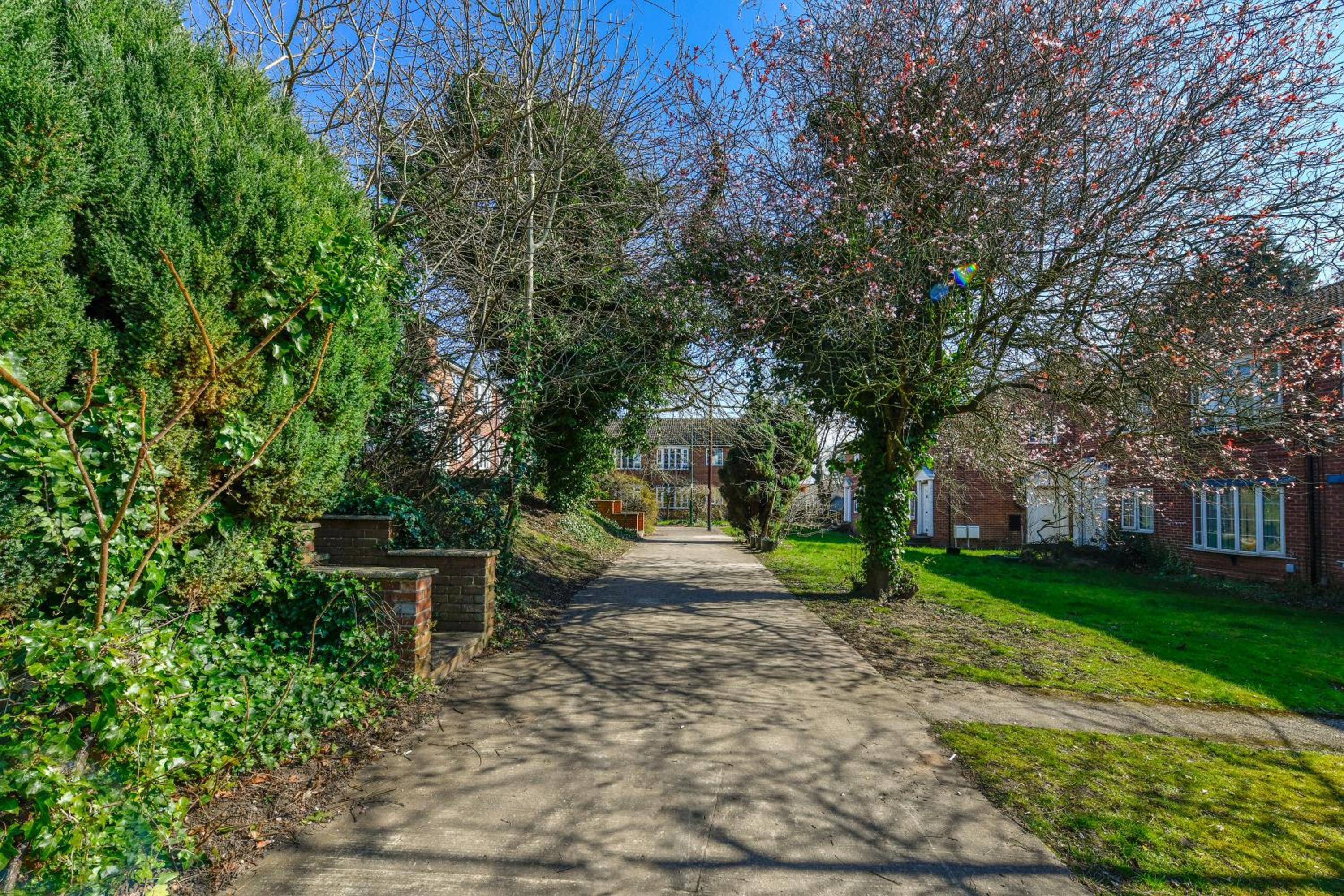 2-Bed in Quiet Area, Easy City & Transport Access