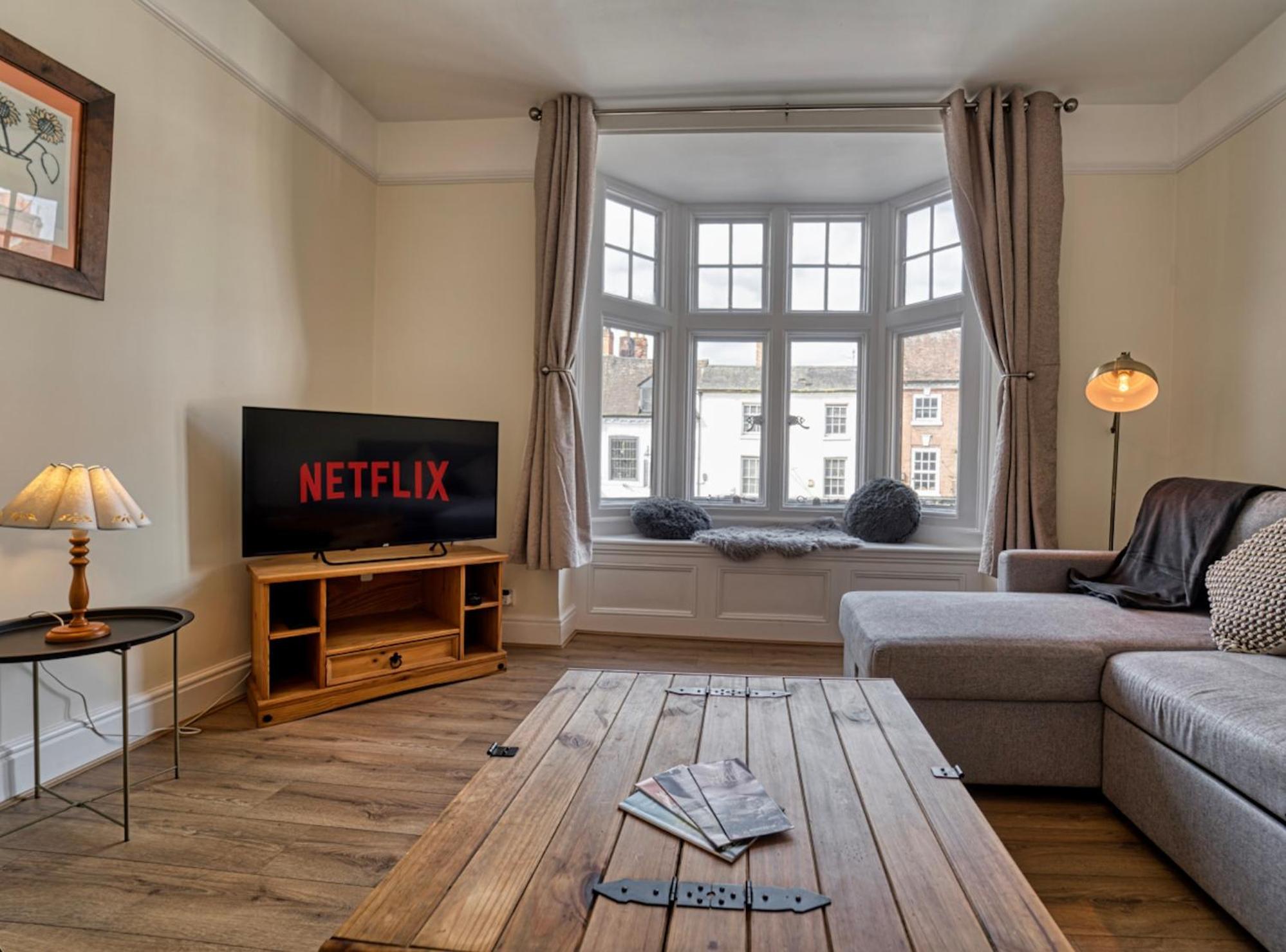 Central Tything Worcester Apartment - Free Parking