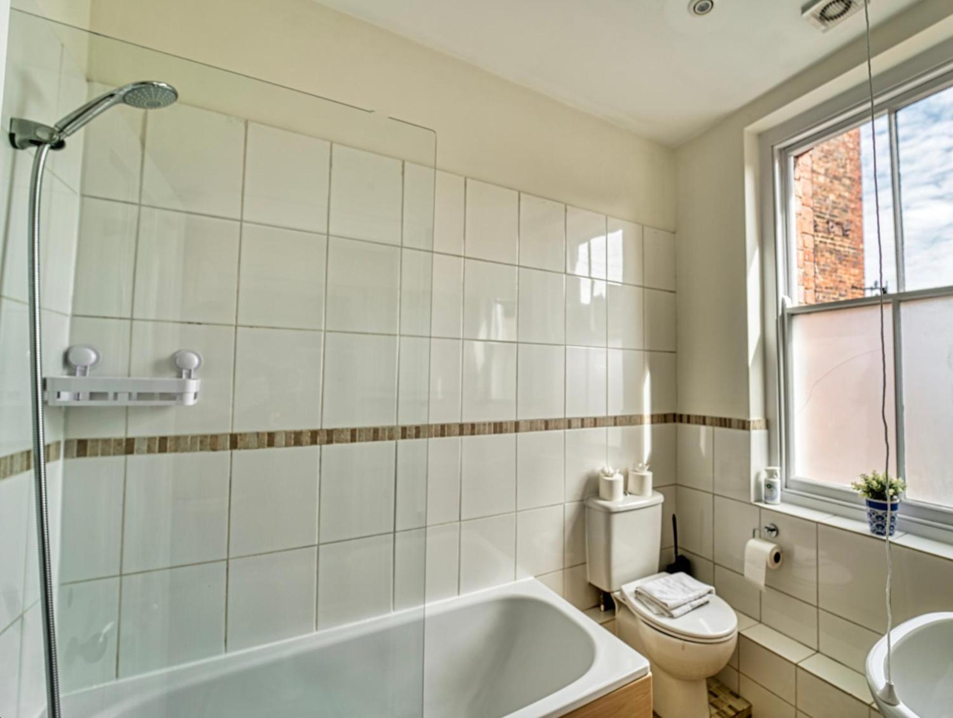 Central Tything Worcester Apartment - Free Parking